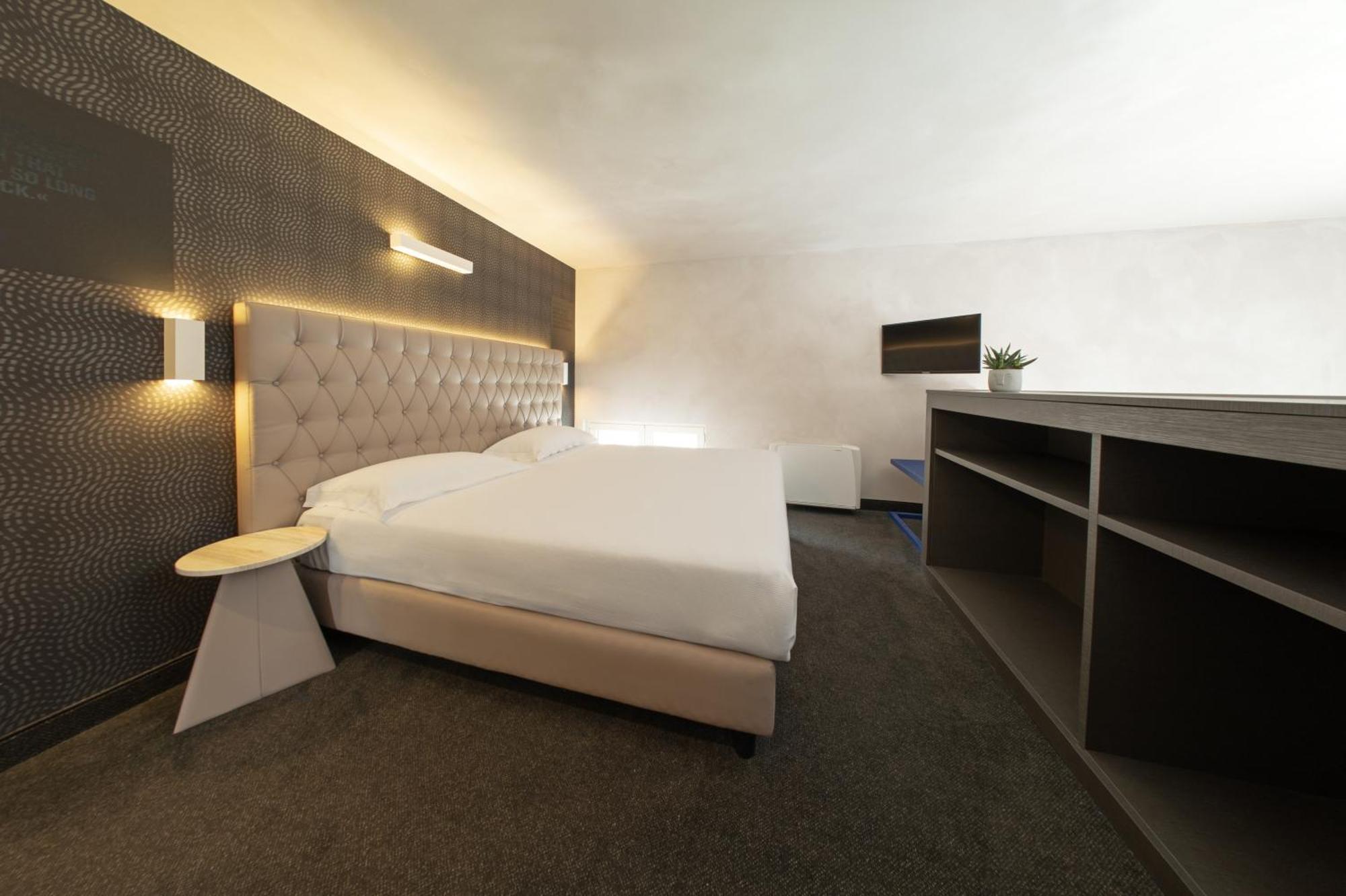 Hotel Al Campanile - Luxury Suites & Apartments Baveno Dış mekan fotoğraf